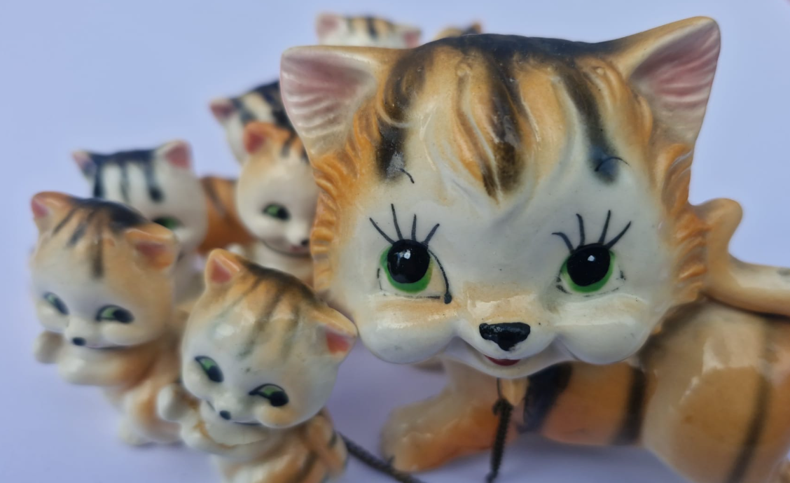 Chain Gang of Mother and Kittens Family